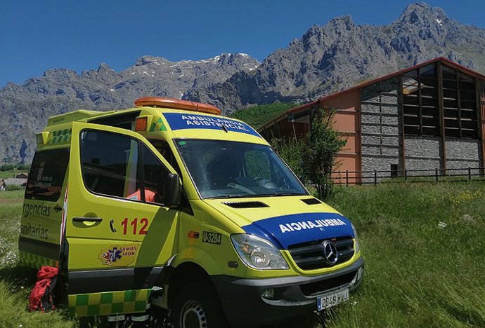 Archivo - Sucesos.- Cuatro heridos tras la salida de un vehículo de la carretera en Dueñas (Palencia)