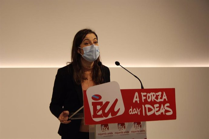 Archivo - Eva Solla, coordinadora nacional de Esquerda Unida, en una rueda de prensa en la sede del partido en Santiago.