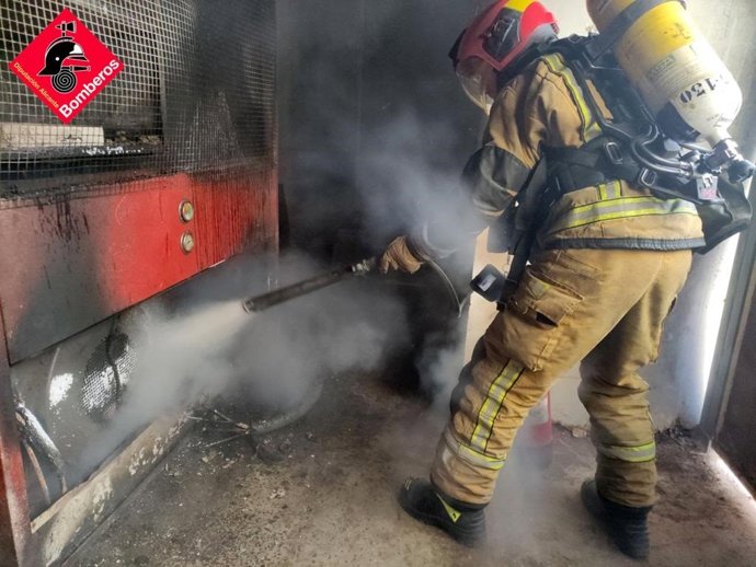 Bomberos sofocan un incendio en una fábrica papelera en L'Alqueria d'Asnar