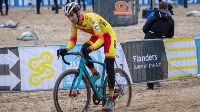 El ciclista español de ciclocross Felipe Orts representando a la selección española de ciclocross
