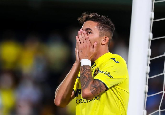 Archivo - Yéremi Pino lamenta una ocasión fallada con el Villarreal