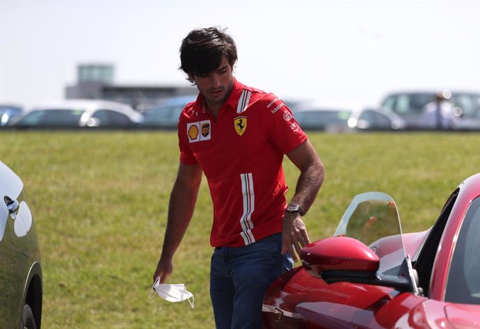 Archivo - 16 July 2021, United Kingdom, Silverstone: Spanish F1 driver Carlos Sainz Jr. of Scuderia Ferrari arrives for the practice of the Grand Prix of Britain Formula One race at the Silverstone Circuit. Photo: Bradley Collyer/PA Wire/dpa