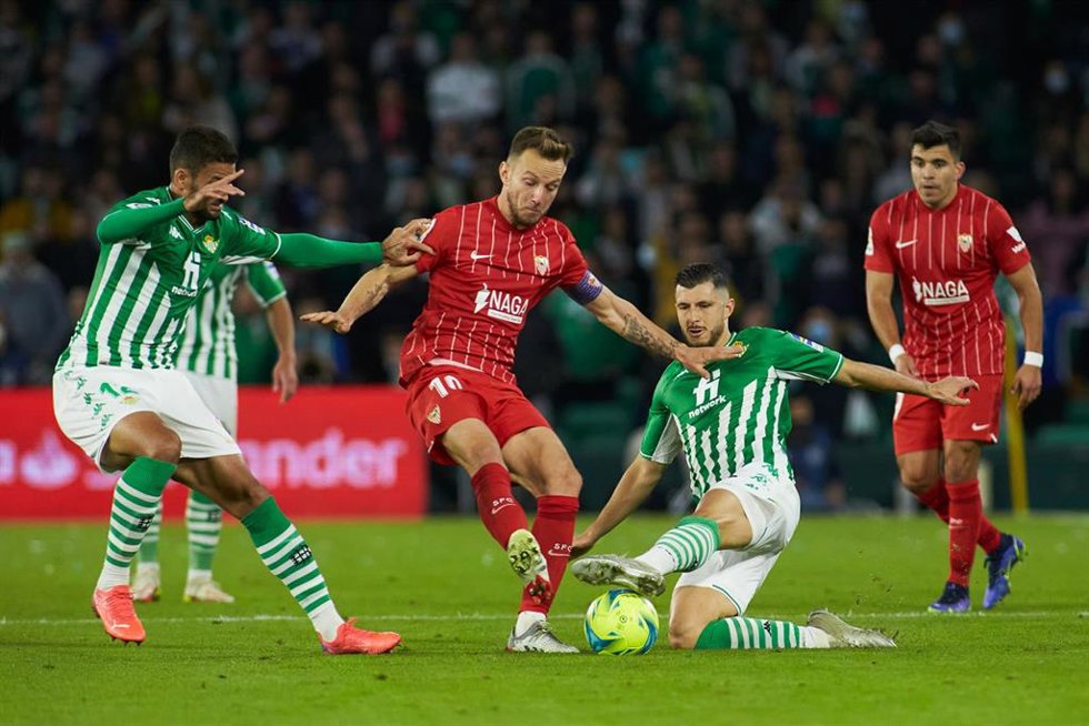 Ivan Rakitic intenta librarse de varios rivales en el Betis-Sevilla
