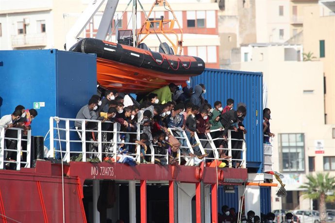 El barco de rescate 'Sea-Eye 4' a su llegada al puerto de Trepani, en Sicilia, con más de 800 migrantes rescatados a bordo