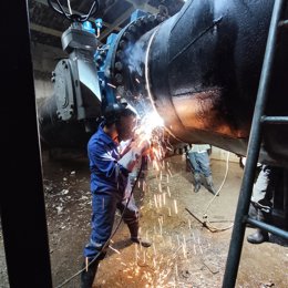 Trabajos de reparación de la tubería afectada en Venezuela