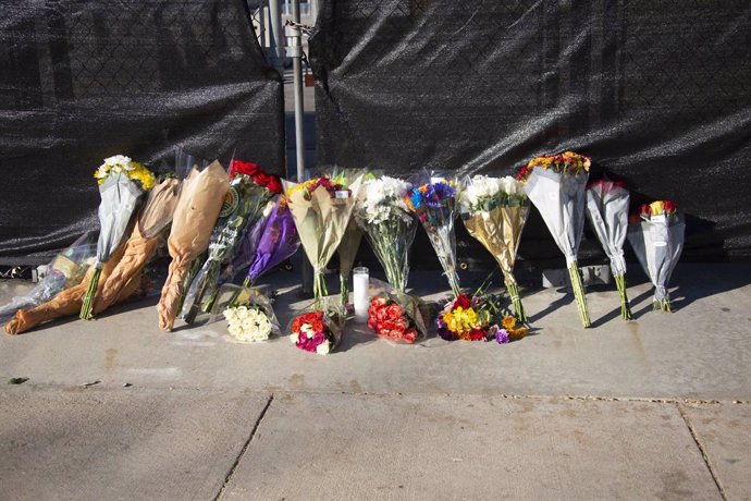(211107) -- HOUSTON, Nov. 7, 2021 (Xinhua) -- Flowers are laid outside NRG Park, the site of a stampede during the Astroworld Festival, in Houston, Texas, the United States, Nov. 6, 2021. The investigation into the stampede leaving eight people dead and