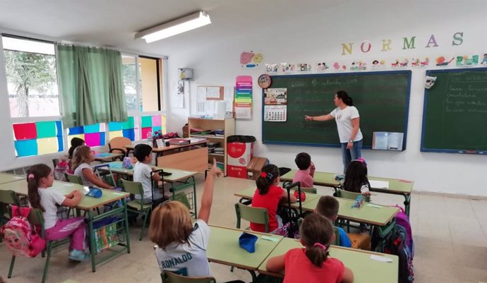 Archivo - Una profesora da clases a alumnos de Primaria en un colegio de Córdoba
