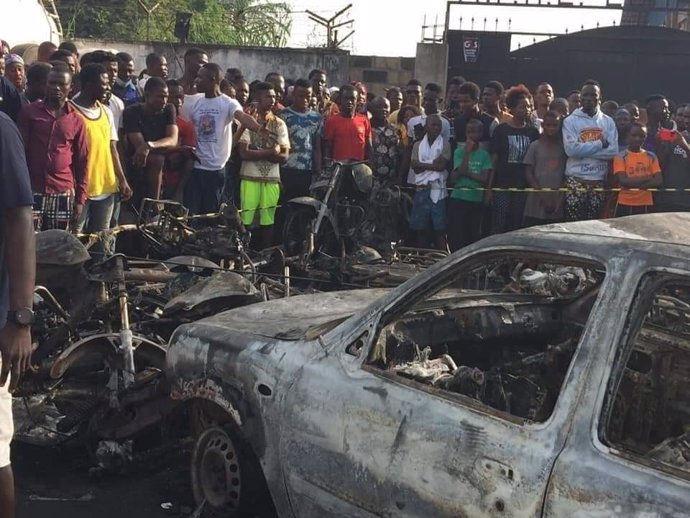 Un coche calcinado a causa de la explosión de un camión cisterna cargado de combustible en la capital de Sierra Leona, Freetown