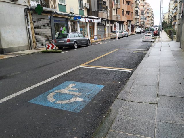 Archivo - Plaza de aparcamiento para persona con discapacidad en la calle Doctor Fleming de Cáceres