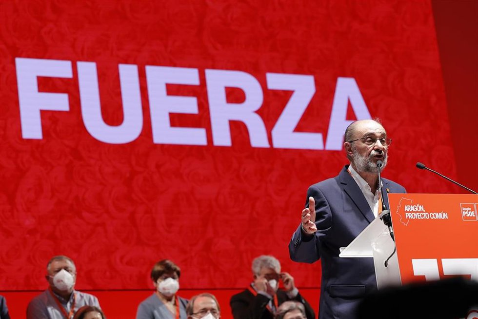 El secretario general del PSOE Aragón y presidente de la comunidad, Javier Lambán, en la segunda jornada del 17 Congreso del PSOE Aragón, que se ha celebrado los días 6 y 7  de noviembre, en la Sala Multiusos del Auditorio de Zaragoza.