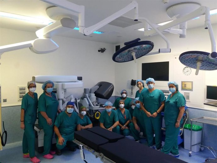 El gerente José Sedes Romero visitó el quirófano 11 del Hospital Santa Lucía donde se ha instalado el nuevo robot Da Vinci acompañado de la dirección médica del Área de Salud de Cartagena y diferentes profesionales que trabajan en el bloque quirúrgico