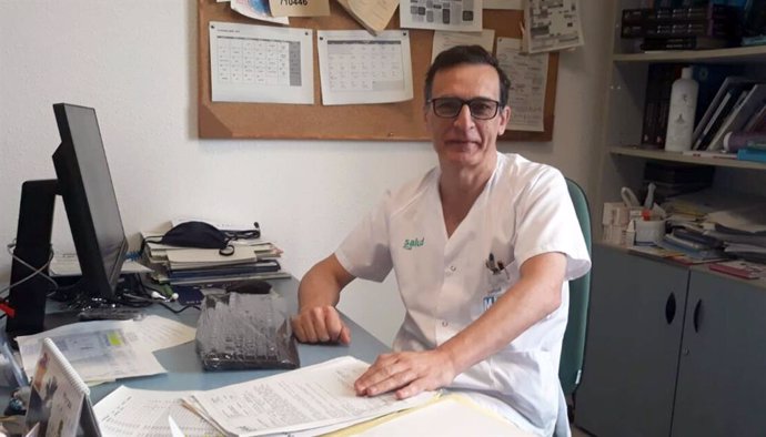 Archivo - El doctor Jesús Díez Manglano, presidente de la Sociedad Española de Medicina Interna (SEMI).