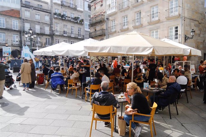 Grupos de comensales sentados en una terraza de un establecimiento en Vigo.