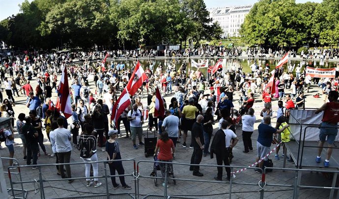 Archivo - 11 September 2021, Austria, Vienna: People take part in a demonstration against government-run coronavirus policies, including compulsory vaccinations. Photo: Hans Punz/APA/dpa