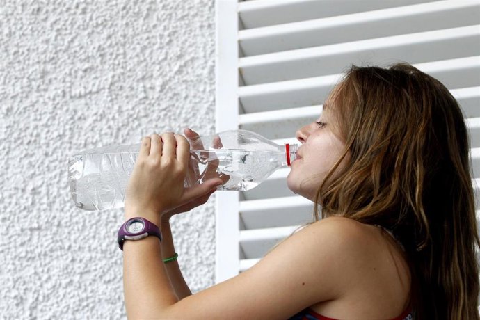 Archivo - Sol, calor, temperaturas, buen tiempo, bebiendo agua, refrescarse