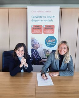 Nuria López, Directora de Clientes, Canales e Hipoteca Inversa de Caser (dcha), y Carmen Pala Ysamat, Responsable Comercial de Vittalias (izq).