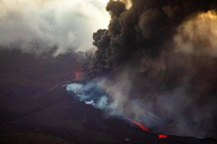 Una de las bocas eruptivas del volcán de Cumbre Vieja