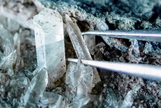 Calcita relacionada con microorganismos de una fractura profunda en granito sueco. Este tipo de biofirmas relacionadas con minerales se utilizó como parte de este nuevo estudio para buscar antiguas condiciones habitables en profundidad.
