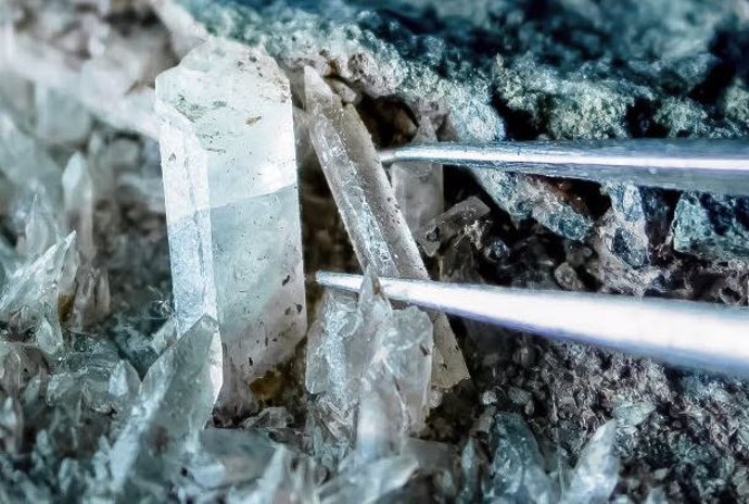 Calcita relacionada con microorganismos de una fractura profunda en granito sueco. Este tipo de biofirmas relacionadas con minerales se utilizó como parte de este nuevo estudio para buscar antiguas condiciones habitables en profundidad.