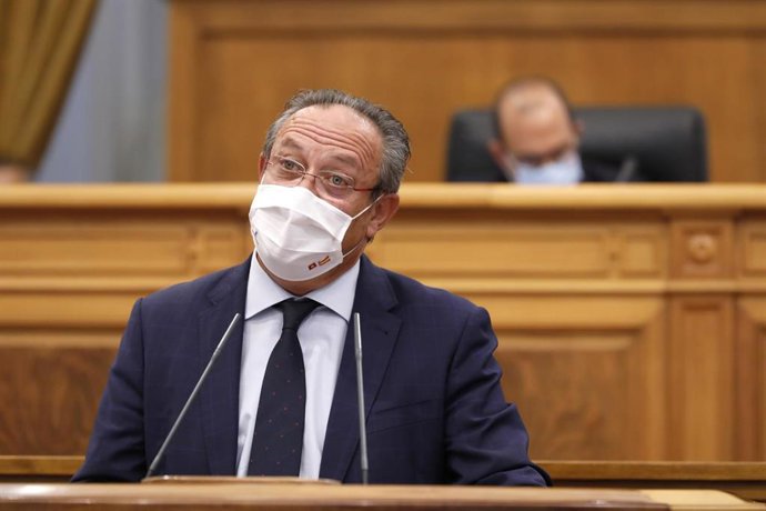 Archivo - El consejero de Hacienda y Administraciones Públicas, Juan Alfonso Ruiz Molina, en el pleno de las Cortes.