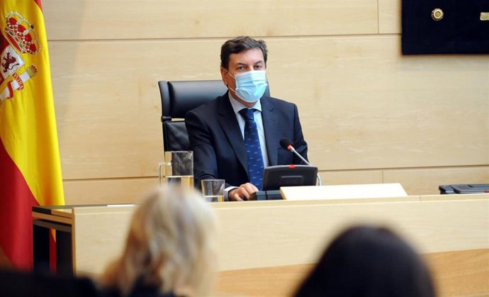 El consejero de Economía y Hacienda presenta el proyecto de presupuestos de 2022 en la comisión del ramo de las Cortes