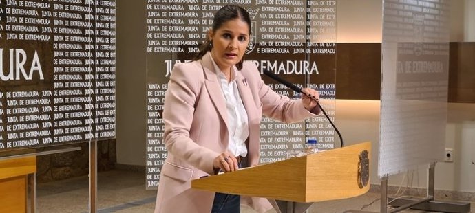 La portavoz de la Junta de Extremadura, Isabel Gil Rosiña, en la presentación de la campaña institucional por el 25N