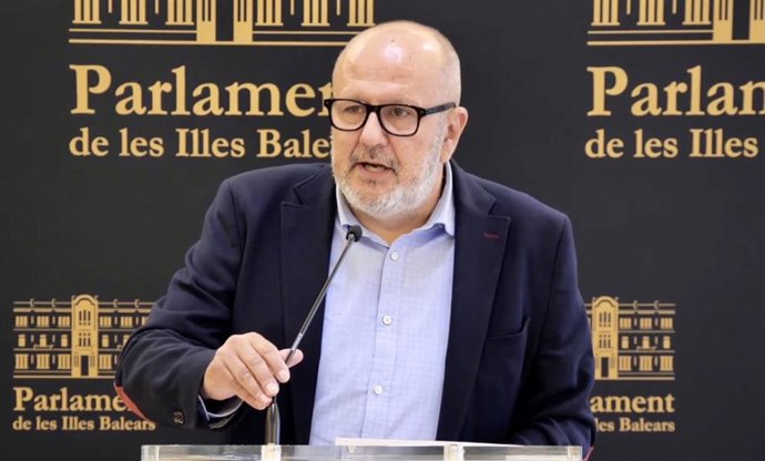 Archivo - El portavoz de MÉS per Mallorca en el Parlament, Miquel Ensenyat, en una rueda de prensa.