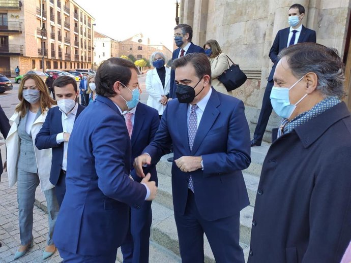 El presidente de la Junta, Alfonso Fernández Mañueco, izquierda, saluda al vicepresidente de Promoción de nuestro Modelo de Vida Europea de la Comisión Europea, Margaritis Schinás, en presencia del alcalde de Salamanca, Carlos García Carbayo.