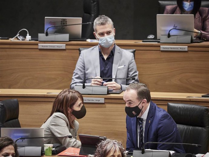 La Parlamentaria de la oposición (Navarra Suma), María Jesús Valdemoro (1i), y el presidente de UPN y portavoz de Navarra Suma, Javier Esparza (1d), conversan durante el Debate sobre el Estado de la Comunidad en el pleno del Parlamento de Navarra, a 4 d