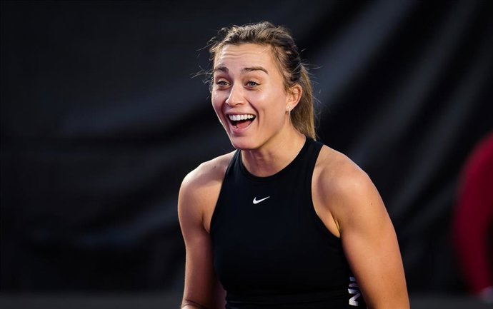 Paula Badosa sonríe durante un entrenamiento previo a las Finales WTA 2021