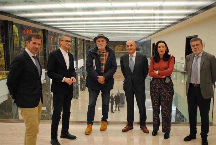 Archivo - Representantes de las entidades firmantes del convenio.