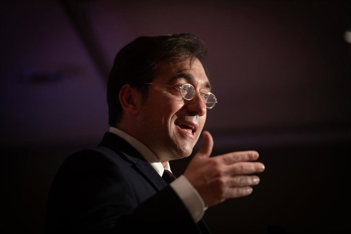 El ministro de Asuntos Exteriores, Unión Europea y Cooperación, José Manuel Albares, interviene durante el acto en el que la parlamentaria y activista afgana, Fawzia Koofi, ha recibido el Premio Casa Asia 2021, en el Palau Robert, a 5 de noviembre de 20