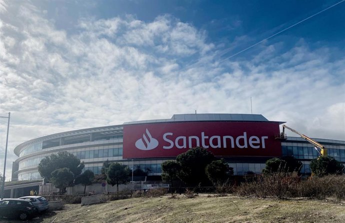 Archivo - Uno de los edificios de la Ciudad Financiera del Grupo Santander cerca de la localidad madrileña de Boadilla del Monte.