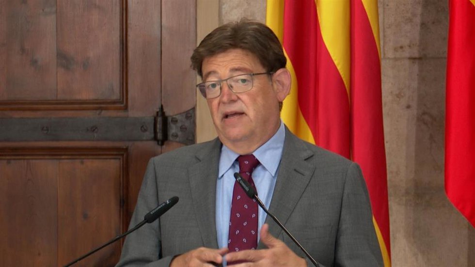 Archivo - El 'president' de la Generalitat, Ximo Puig, comparece en rueda de prensa en image de archivo