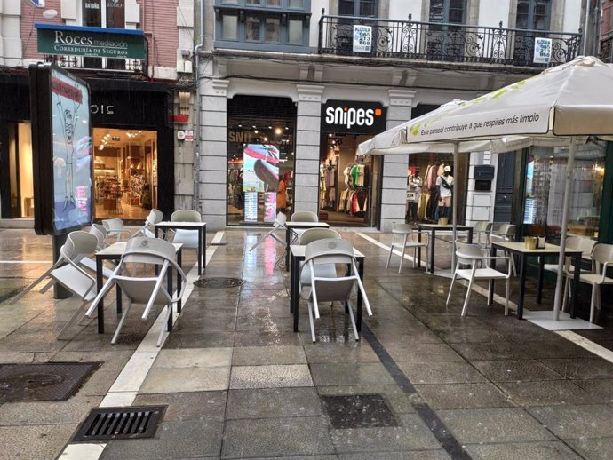 Archivo - Terrazas vacias por la lluvia en las calles de Oviedo