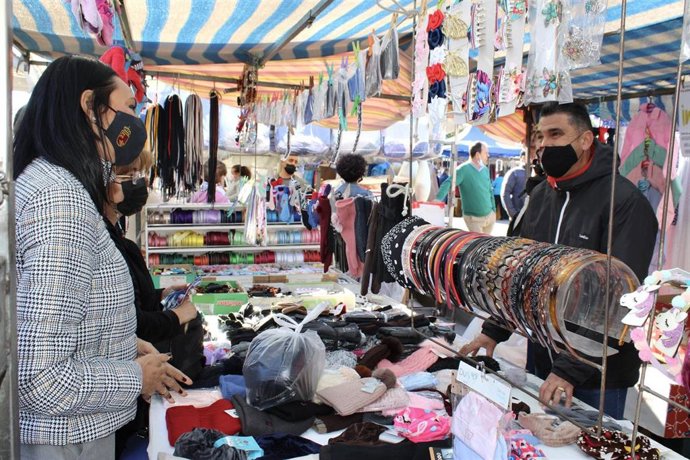 La consejera Valle Miguélez visitó el mercadillo de Puente Tocinos (Murcia).