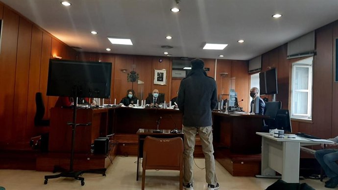 Hombre condenado por grabar en la ducha a la hija de su pareja,  en el juicio contra él en la Sección Tercera de la Audiencia de Cantabria
