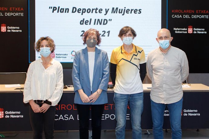 I-D: La representante del Instituto Navarro del Deporte, Begoña Echeverría, la consejera de Cultura y Deporte, Rebeca Esnaola, la piragüista Amaia Osaba,y el gerente de la Fundación Miguel Indurain Fundazioa, Erneto Modrego.