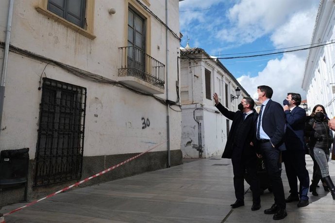 Imagen de archivo de la visita del vicepresidente, Juan Marín, a Santa Fe (Granada), localidad beneficiaria de las ayudas tras los seísmos de principios de año que afectaron a la provincia de Granada.