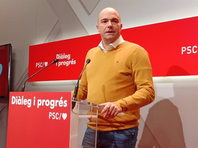 El portavoz adjunto del PSC en el Parlament, Raúl Moreno, en rueda de prensa en el PSC.