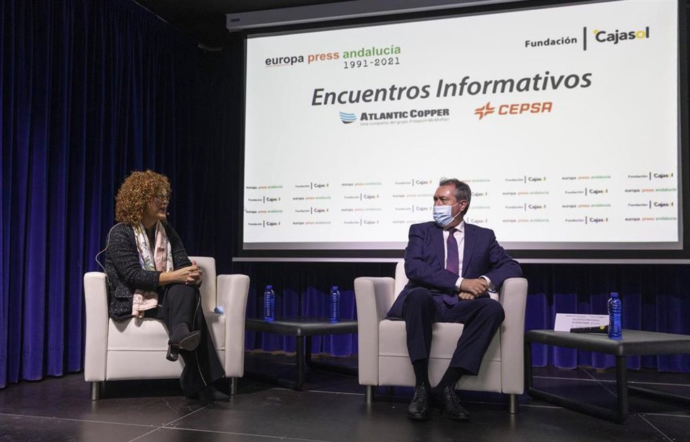 El secretario general del PSOE-A, Juan Espadas (d), la presidenta de Diputación de Huelva, María Eugenia Limón (i);  en los encuentros infomativos de Europa Press Andalucía, con el patrocinio de Fundación Cajasol, Atlantic Copper y Cepsa. En la Fundació