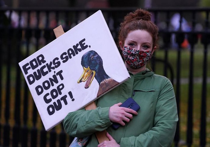 06 November 2021, United Kingdom, Glasgow: A protester takes part in a rally organised by the Cop26 Coalition in Glasgow demanding global climate justice. Photo: Andrew Milligan/PA Wire/dpa