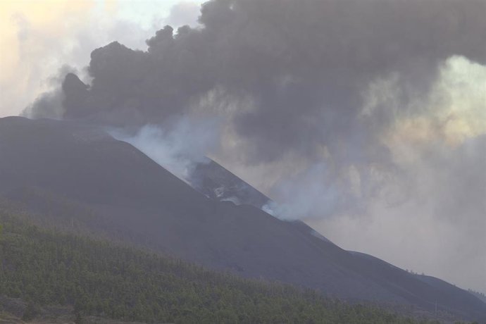 Una de las bocas eruptivas del volcán de Cumbre Vieja