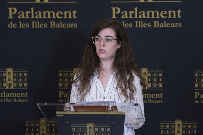 La portavoz adjunta de Unidas Podemos en el Parlament, Esperana Sans, en una rueda de prensa.