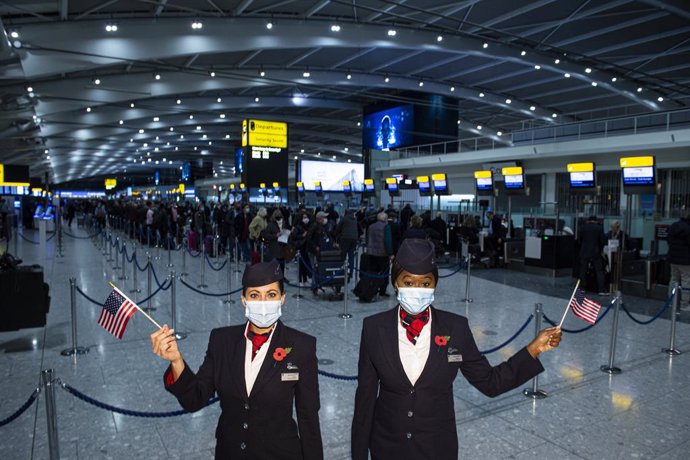 08 November 2021, United Kingdom, London: British Airways ambassadors Elysa Marsden (L) and Eugenia Okwaning stand at London Heathrow Airport ahead of the departure of British Airways flight BA001, which departs synchronously with Virgin Atlantic flight