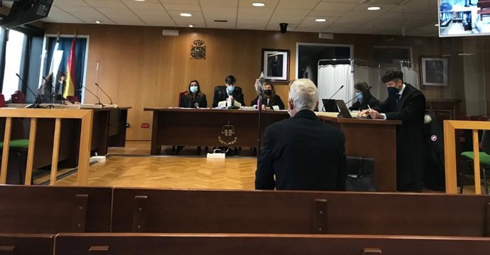 Juicio en la sección quinta de la Audiencia Provincial de Pontevedra, con sede en Vigo, a un hombre acusado de abusar sexualmente de la hija menor de edad de la que era su pareja.