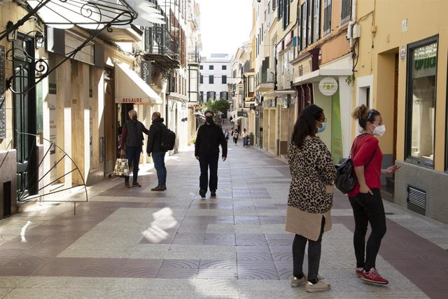 Archivo - Varias personas en el centro de Mahón, la capital de Menorca.