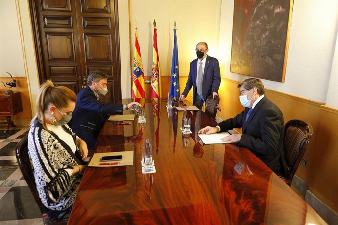 El presidente de Aragón y los consejeros del gobierno cuatripartito se reúnen para analizar los presupuestos y el rumbo de la legislatura.
