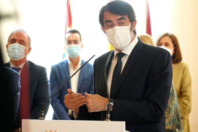 Archivo - Imagen de archivo del consejero de Fomento y Medio Ambiente, Juan Carlos Suárez-Quiñones, en una comparecencia.