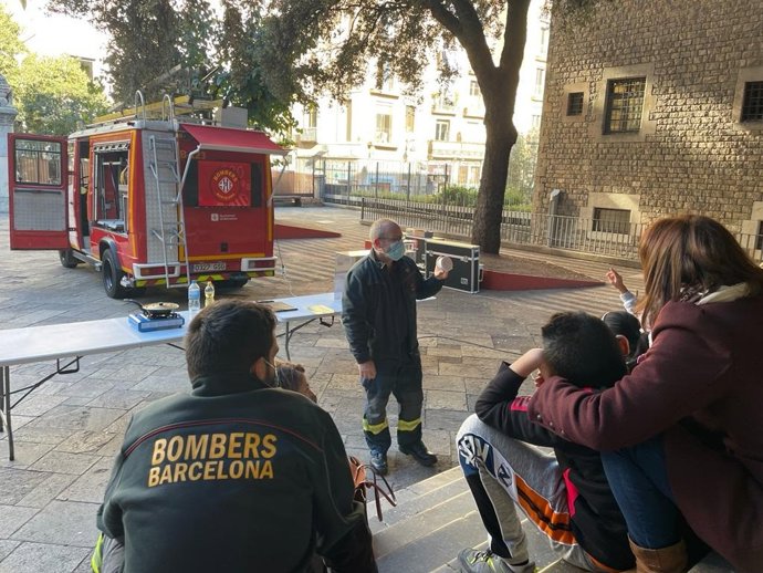 El jefe de la Unidad de Espacio Bombers y difusión de la prevención de Bombers de Barcelona, Josep Barjuan Sanz, durante una sesión pedagógica en una escuela de Barcelona